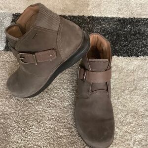 Clarks waterproof booties size 7, brown color